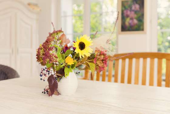 Blumenstrauß in einer Vase auf einem Tisch